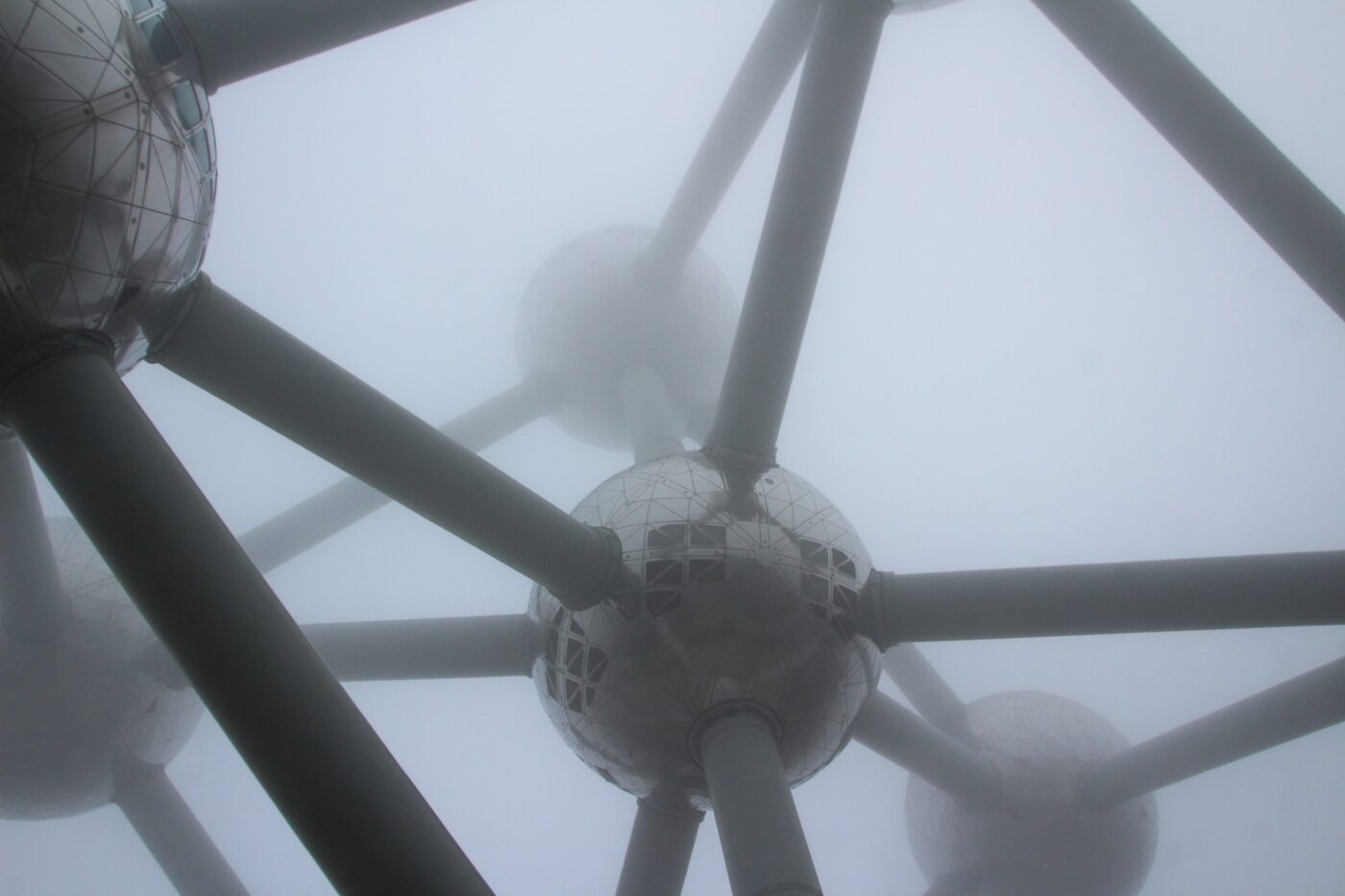 Foggy view of Atomium structure nbcreations