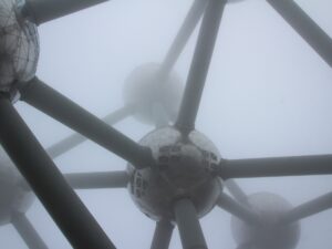 Foggy view of Atomium structure nbcreations
